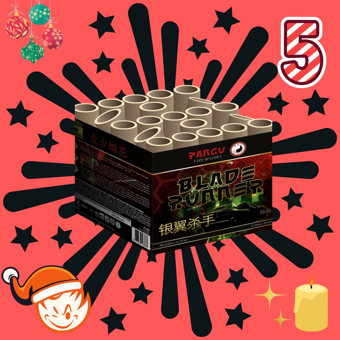 Eine Schachtel mit #ADVENTSDEAL 5 🧑🎄 GBV Pangu Blade Runner 21sh Feuerwerkskörpern der Marke GBV mit der Aufschrift „Fächer-Feuerwerksbatterie“ liegt auf einem roten Hintergrund mit schwarzen Sternen. Eine festliche Zahl 5, ein Weihnachtsmanngesicht, Ornamente und eine brennende Kerze vervollständigen die dekorative Szene.
