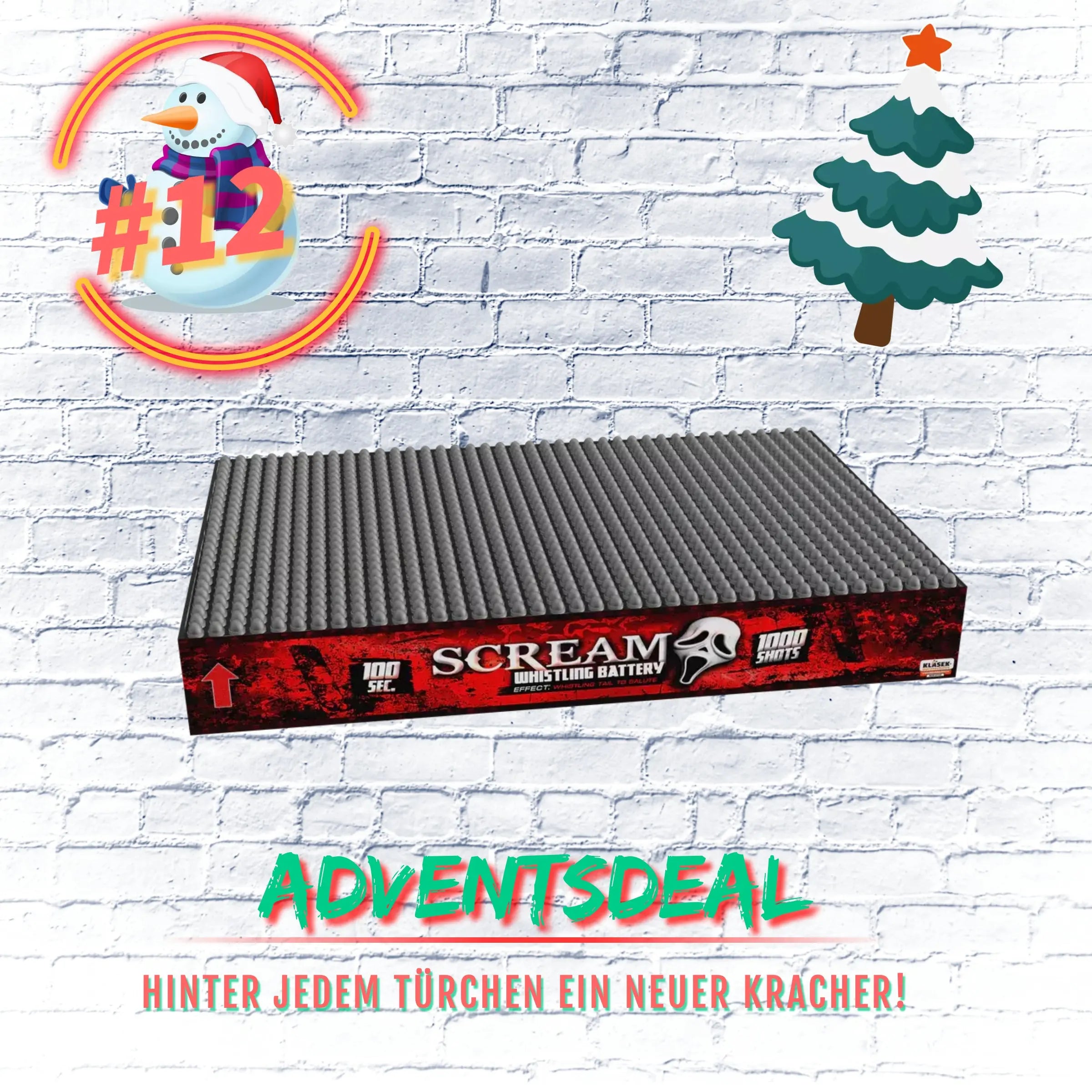 Ein FEUERWERK OUTLET Klasek SCREAM 1000 Schuss sitzt an einer weißen Backsteinwand mit Weihnachtsdekoration. Text: "ADVENTSDEAL. Hinter jedem Türchen ein neuer Kracher!" und "#12" auf einem Schneemann.