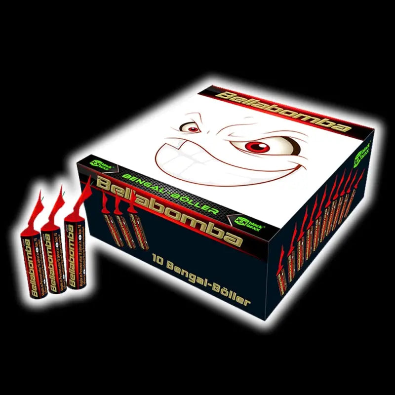 Eine schwarze Box mit der Aufschrift „Blackboxx Bella Bomba 10er Pack Leucht-Knaller“ zeigt oben ein grinsendes Cartoon-Gesicht und enthält zehn Leucht-Knaller. Drei davon sind neben der Box auf schwarzem Hintergrund abgebildet. Marke: Blackboxx.