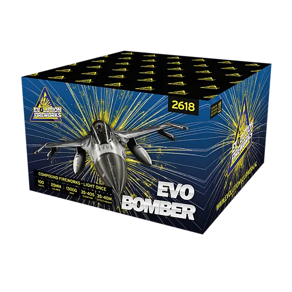 Eine Schachtel Evolution Evo Bomber Feuerwerk zeigt einen Kampfjet, ein schwarz-blaues Design, "100 Schuss Verbundfeuerwerk", Produktangaben und die Nummer 2618 in der oberen Ecke.