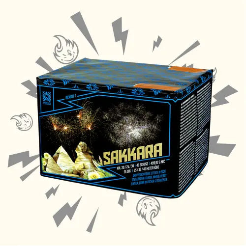 Die Argento Sakkara Fan Feuerwerksdose von Argento zeigt Pyramiden, die Sphinx, funkelnde Feuerwerkskörper und Cartoon-Gesichter auf einem blau-schwarzen Hintergrund mit stilisierten Blitzen.