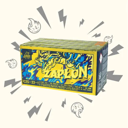 Eine rechteckige Iskra-Feuerwerksdose mit der Aufschrift "Zapłon 33sh" zeigt ein leuchtend blaues und gelbes Drachenmotiv, Cartoon-Blitze und Flammensymbole. Das Design verspricht eine sichere Zündung auf hellem Hintergrund.