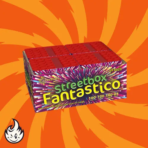 Die Streetbox Fantastico Cakebox von J-Fireworks sitzt auf einem orangefarbenen Hintergrund mit kräftigen gelben Strahlen, die diese lebendigen Feuerwerksbatterien betonen. Ein kleines Flammensymbol wird in der unteren linken Ecke angezeigt.