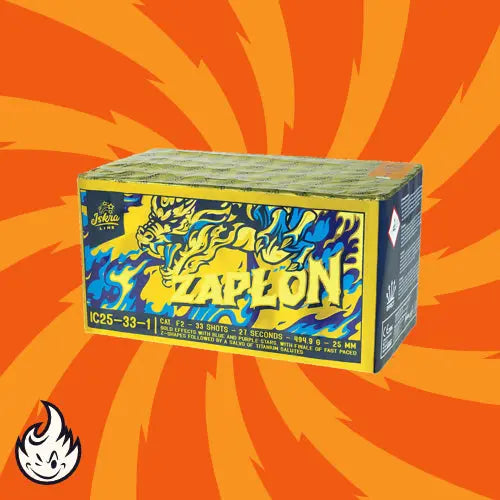 Eine Schachtel der Marke Iskra "Iskra Zapłon 33sh" Feuerwerksbatterie mit einem gelben und blauen Drachenmotiv sitzt auf einem orangefarbenen Hintergrund mit wirbelnden Linien. Ein kleines Flammensymbol unten links deutet auf eine sichere Zündung hin.