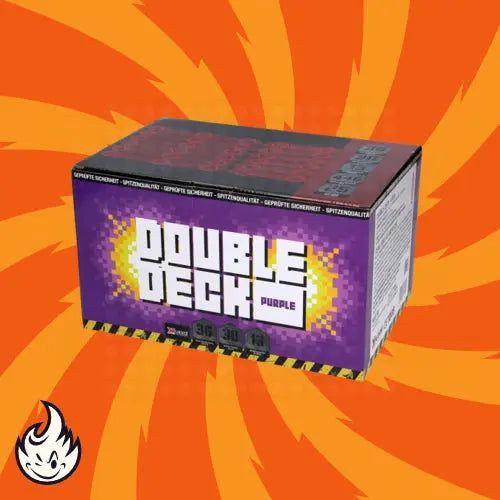 Eine Schachtel mit der Aufschrift "#DEAL: Double Deck Purple Xplode" von FEUERWERK OUTLET, die ein verpixeltes Design aufweist, steht vor einem orangefarbenen Hintergrund mit gelben Wirbeln. Ein kleines Flammenlogo in der Ecke deutet auf die feurige Aufregung hin.