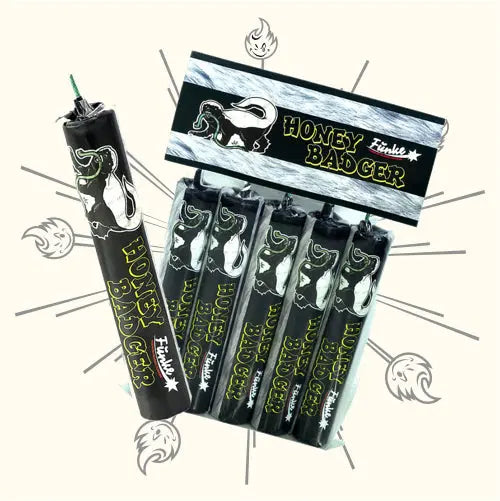 Fünf Funke Honey Badger P1 Knallkörper aus der 5er-Packung werden in passender Verpackung gezeigt. Jeder Knallkörper ist mit einer Dachs-Illustration versehen, während Cartoon-Flammen und Funken die farbenfrohe Darstellung zusätzlich aufpeppen.