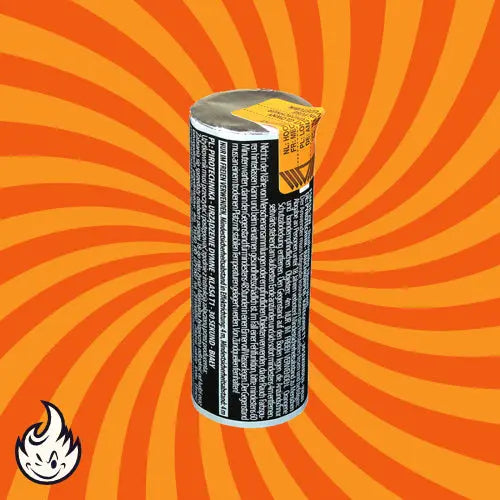 Ein zylinderförmiger Behälter von Argento Dualsmoke 38 mm Weiss mit einem schwarzen Etikett mit weißem Text und einer gelben Aufreißlasche oben auf einem orange-gelben spiralförmigen Hintergrund. Ein kleines Flammensymbol unten links kennzeichnet ihn als Argento Rauchbombe.