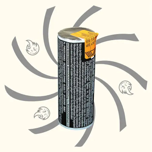 Ein zylindrischer Behälter von Argento Dualsmoke 38 mm Weiss mit fettgedrucktem weißem Text auf einem schwarzen Etikett mit gelbem Siegel, vor einem hellen Hintergrund mit grauen Wirbeln und Flammensymbolen - ideal, um die Marke Argento hervorzuheben.