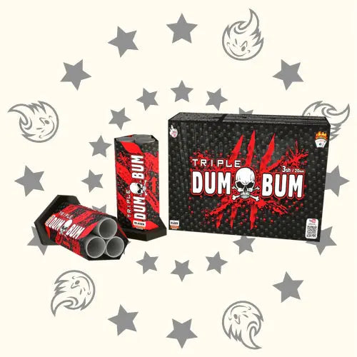 Auf einer schwarz-roten Dumbum-Schachtel mit der Aufschrift "Klaske Dumbum Triple Single Shots 20mm" ist ein Totenkopf abgebildet. Drei Titansalut-Bombenrohre und die geöffnete Verpackung erscheinen vor einem Hintergrund aus grauen Sternen und Flammen.