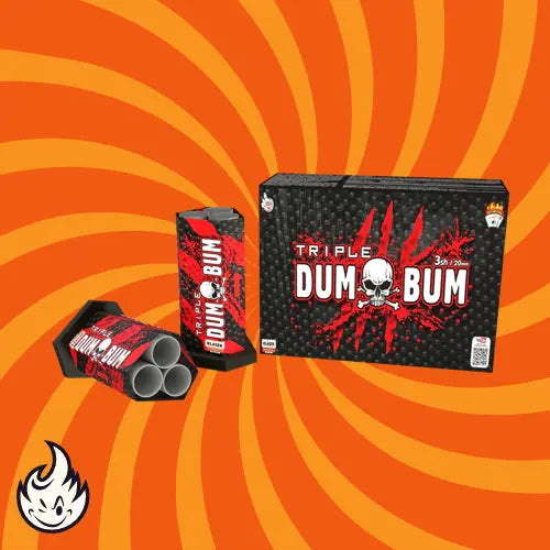 Schachteln mit Klasek Dumbum Triple Single Shots 20mm von Dumbum, mit einem Totenkopf-Logo, sind auf einem orangefarbenen Spiralhintergrund abgebildet. Eine geöffnete Schachtel zeigt die darin enthaltenen Einzelschüsse. Ein Cartoon-Flammenlogo erscheint unten links.