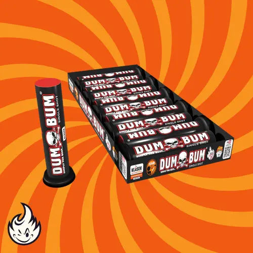 Eine Display-Schachtel mit Dumbum Single Shot 20mm Feuerwerkskörpern von Dumbum, mit einem Zylinder, der vorne aufrecht steht. Der Hintergrund zeigt eine orange-gelbe Spirale und ein Flammensymbol in der Ecke.