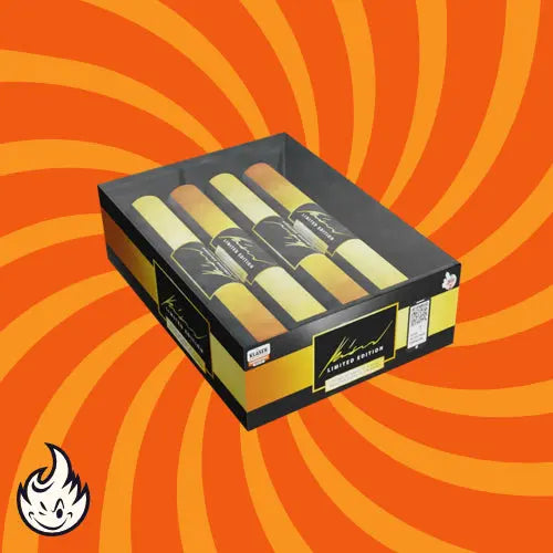 Eine Kiste mit vier 30-mm-Single-Shots-Zigarren der Klasek Signature-Reihe ist vor einem orange-gelben Spiralhintergrund abgebildet. Die schwarz-gelbe Verpackung mit den Aufschriften „Klasek“ und „Limited Edition“ trägt in der unteren linken Ecke ein kleines Flammenlogo.