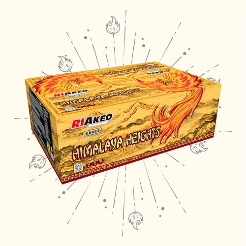 Eine gelbe Schachtel mit der Aufschrift "RIAkeo Himalaya Heights 136sh Compound" zeigt rote und orangefarbene Phönixkunst, Berggrafiken und kräftige Muster - ideal für Ihr Feuerwerk 2024. Helle Linien und Flammenakzente vervollständigen dieses festliche RIAkeo Verbundfeuerwerk-Design.