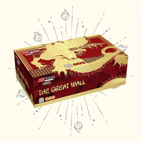 Eine rechteckige Feuerwerksdose in Rot und Gold mit der Aufschrift "RIAkeo The Great Wall Double Compound" von RIAkeo zeigt einen Drachen, die Chinesische Mauer, dekorative Muster und Goldmünzen - ein schillerndes neues Doppelfeuerwerk aus dem Jahr 2024.