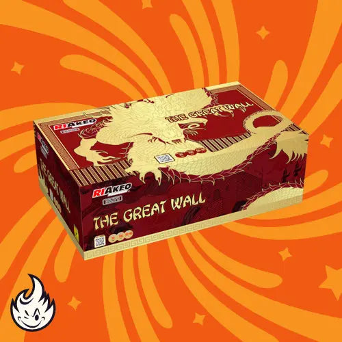 Eine rechteckige Schachtel mit der Aufschrift "RIAkeo The Great Wall Double Compound" von RIAkeo, die einen goldenen Drachen auf rotem Hintergrund zeigt, ist auf einem orangefarbenen Hintergrund mit wirbelnden Mustern und einem weißen Flammenlogo in der Ecke zentriert.