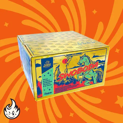 Der Iskra Swoboda Fan Compound von Iskra zeigt ein illustriertes Pferd und einen roten Kometen auf einer leuchtend orangefarbenen Box mit gelben Sternen. Er bietet atemberaubende Brokat-Effekte und 82 Schuss für ein unvergessliches Feuerwerk.