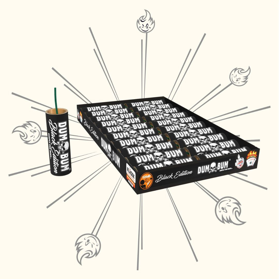 Links ist eine Darstellung des auffälligen Dumbum Black Edition 20er Pack Böllers mit seinem markanten zylindrischen Feuerwerk zu sehen. Vor einem Hintergrund aus stilisierten Flammen ist diese Kreation von Dumbum für ihre donnernde Lautstärke von 120 dB und ihre Schwarzpulverbasis bekannt.
