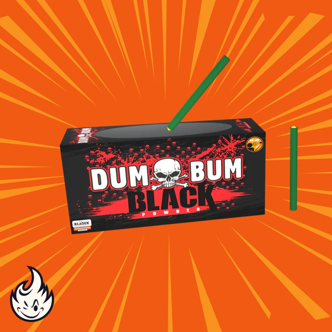 Eine schwarze Dumbum Black Pirat Schachtel mit einem Totenkopfmotiv erscheint auf einem orangefarbenen geplatzten Hintergrund. Zwei Dumbum Black Pirat Feuerwerkskörper mit grüner Zündschnur befinden sich neben der Schachtel, und ein Flammenlogo befindet sich in der unteren linken Ecke.