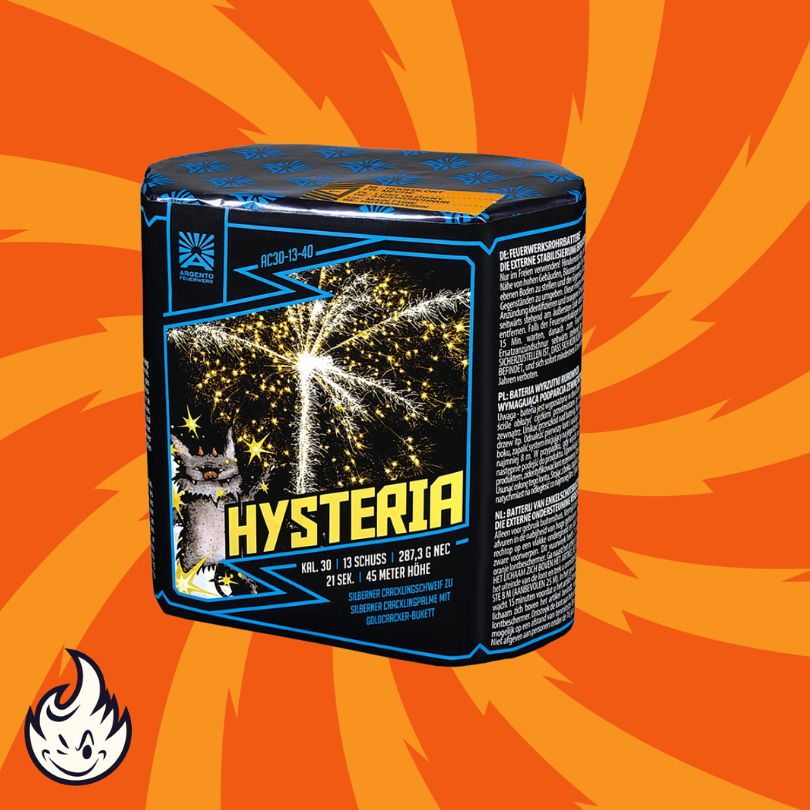 Die Argento Hysteria 13sh von Argento ist eine blau-schwarze Feuerwerksbatterie-Box mit einer Katze, goldenen Funken, 30 mm Silber- und Goldcracker-Effekten und einem orangefarbenen Hintergrund mit wirbelnden Strahlen sowie einem kleinen Flammensymbol.