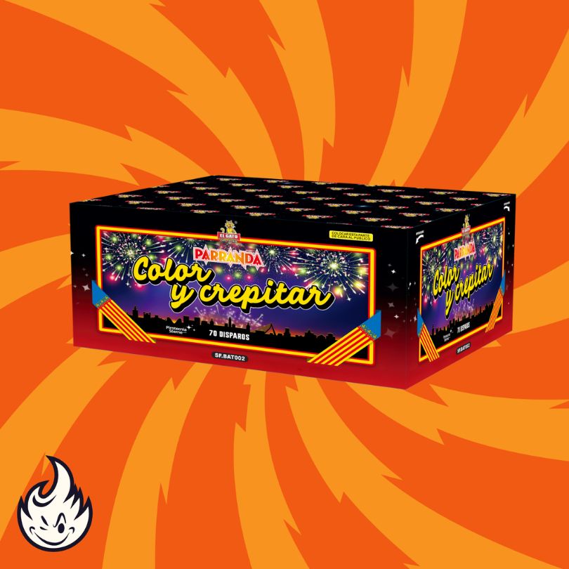 Eine rechteckige Feuerwerksdose "El Gato Parranda Color y Crepitar" von El Gato mit bunten Feuerwerksgrafiken steht vor einem orangefarbenen Hintergrund mit gelben Wirbeln. Ein kleines Flammenlogo erscheint in der linken unteren Ecke.