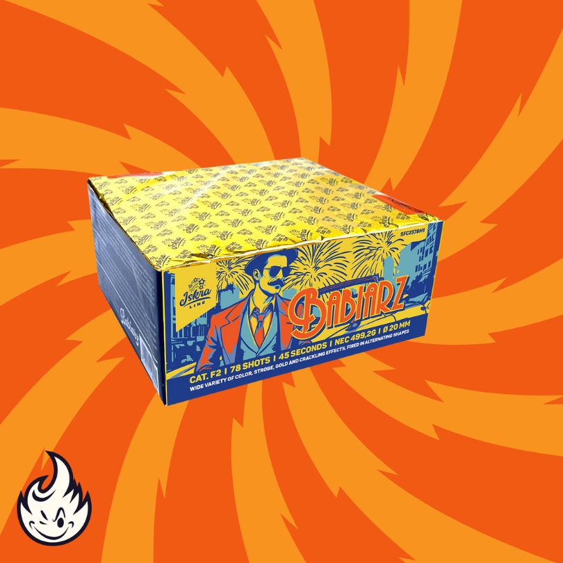 Die blau-gelbe Feuerwerksdose Iskra Babiarz von Iskra zeigt einen illustrierten Mann im Anzug, ein Feuerwerk im Hintergrund und eine orange-gelbe Spirale mit einem Flammenlogo in der Ecke.