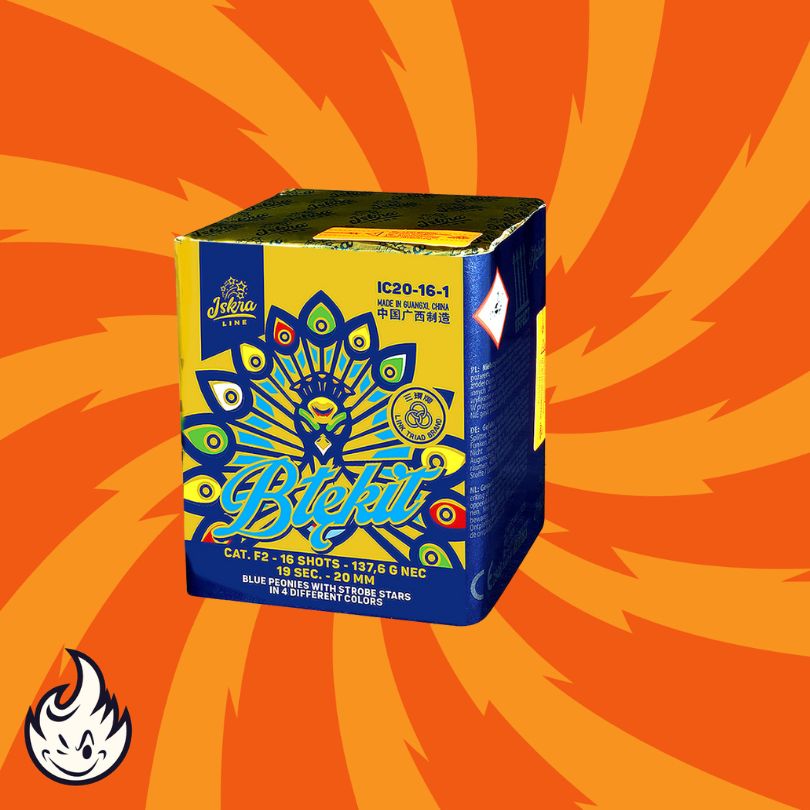 Eine blau-gelbe "Iskra Blekit"-Feuerwerksdose von Iskra mit einem Pfauenfedermotiv ist auf einem orange-roten Hintergrund mit einem kleinen Flammensymbol in der unteren linken Ecke abgebildet.