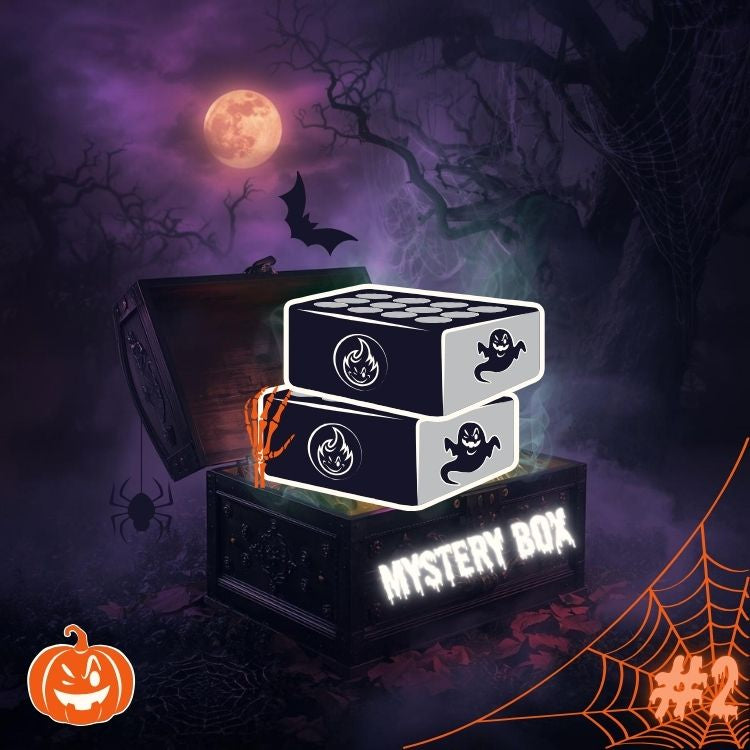 Eine offene Truhe mit der Aufschrift "HALLOWEEN 🎃 MYSTERY DEAL #2" von FEUERWERK OUTLET steht in einem gespenstischen, mondbeschienenen Wald mit Fledermäusen und Spinnweben. Schwebende schwarze Kisten mit Geister- und Flammensymbolen tragen zum Halloween-Mysterium bei, während ein Kürbis in der Nähe sitzt.