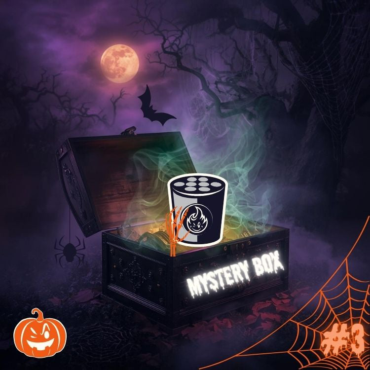 Die leuchtende Truhe "HALLOWEEN 🎃 MYSTERY DEAL #3" von FEUERWERK OUTLET verströmt farbenfrohen Rauch inmitten einer gruseligen Szene mit einem dunklen Kessel, Vollmond, Fledermäusen, Spinnweben und einem Irrlicht für ein zauberhaftes Halloween in einer neblig-lila Nacht.