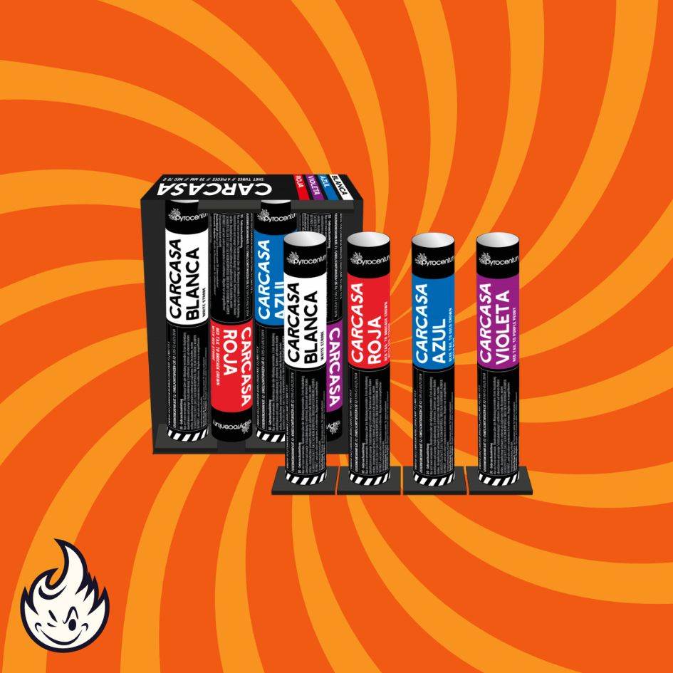 Vier aufrecht stehende Pyrocentury Carcasa Bombenrohre 30mm (4er-Pack) und eine Schachtel werden auf einem orangefarbenen, verwirbelten Hintergrund mit einem weißen Flammensymbol in der Ecke dargestellt.