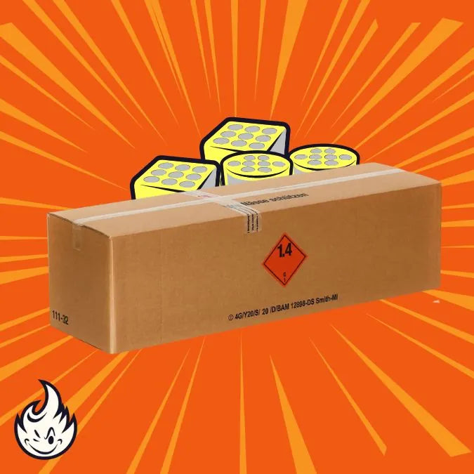 Eine braune Pappschachtel mit der Aufschrift "WECO Überraschungspaket XXL 30kg" von Weco steht vor gelben Feuerwerkskörpern vor einem orangefarbenen Hintergrund mit einem Flammenlogo in der Ecke.