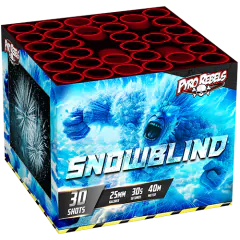 Die farbenfrohe Feuerwerksbatterie "Geisha Pyrorebels Snowblind" von Geisha zeigt einen wütenden blauen Yeti inmitten von Eis und Schnee. Diese 500g Mix-Feuerwerksbatterie bietet 30 Schuss und rote Abschussröhren oben drauf.