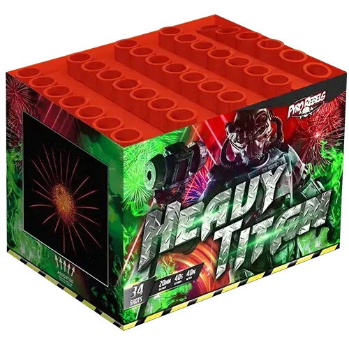Eine kastenförmige Geisha Heavy Titan 500 Feuerwerksbatterie mit 34 Schuss. Die Verpackung zeigt bunte Grafiken einer futuristischen gepanzerten Figur, Feuerwerkskörper und eine Kamera, sowie große rote kreisförmige Öffnungen auf der Oberseite.