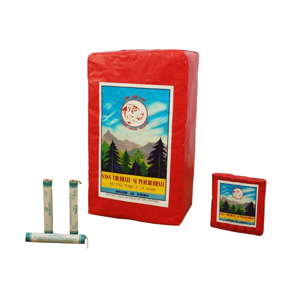 Abgebildet sind drei Feuerwerkskörper: eine große Funke China-Böller B Schinken P1 Packung, eine kleine Funke P1 Rechteckpackung und zwei grüne zylindrische Schallerzeuger. Auf allen Etiketten sind ein Berg und ein Tannenbaum abgebildet.