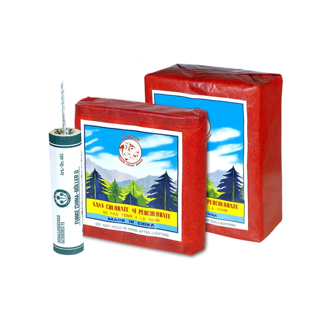 Ein zylindrischer Feuerwerkskörper mit Lunte liegt neben zwei Funke China Böller D Schinken P1-Packungen, jeweils von Funke, mit Baum-, Berg- und Himmelsmotiven sowie chinesischem und französischem Text und dem Schallerzeuger P1-Label.