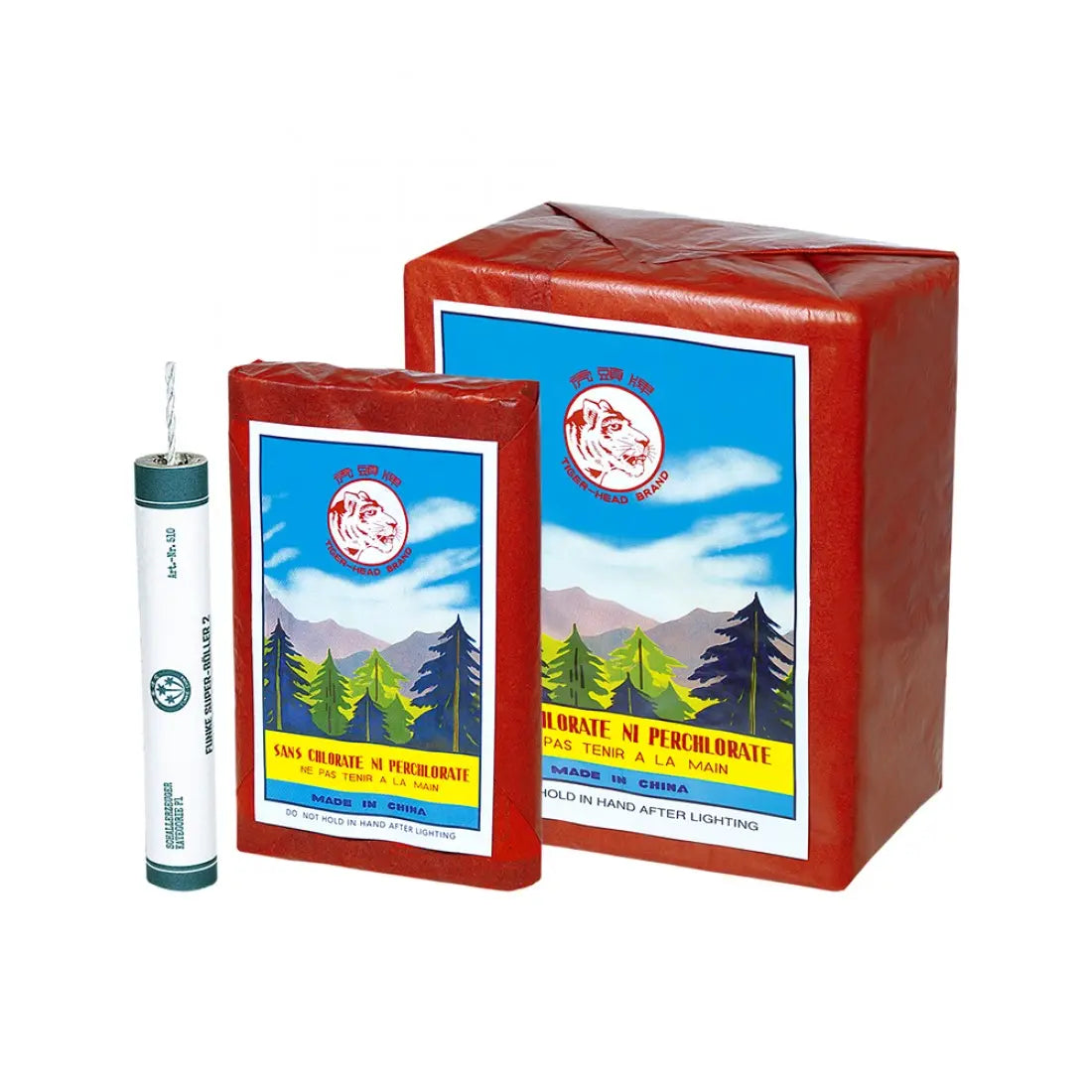 Drei Packungen und ein zylindrischer Feuerwerkskörper, alle mit der Aufschrift Funke Super-Böller 2 - P1 von Funke versehen, in roter und blauer Verpackung mit Berg- und Baumabbildungen, Warnhinweisen und markiert für 2023.