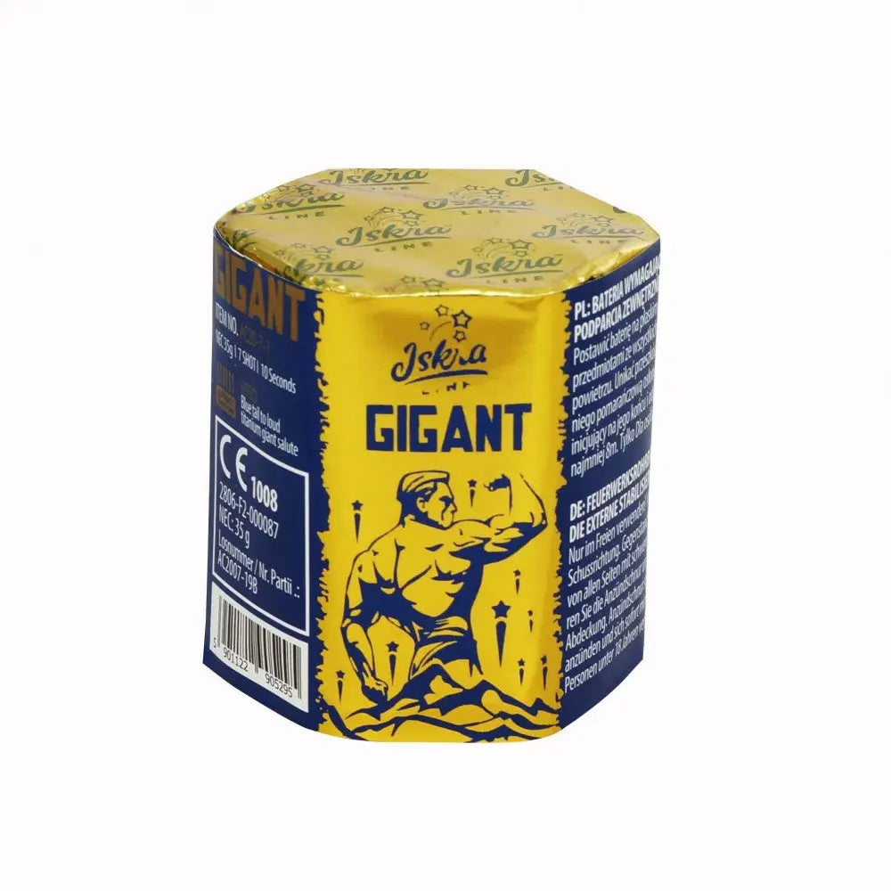 Die Iskra Gigant 1 7sh von Iskra ist eine sechseckige Feuerwerksbatterie mit gelber und blauer Verpackung. Sie zeigt eine muskulöse Figur, die eine Fackel hält, hat 7 Schuss und enthält einen mehrsprachigen Text auf den Seiten.