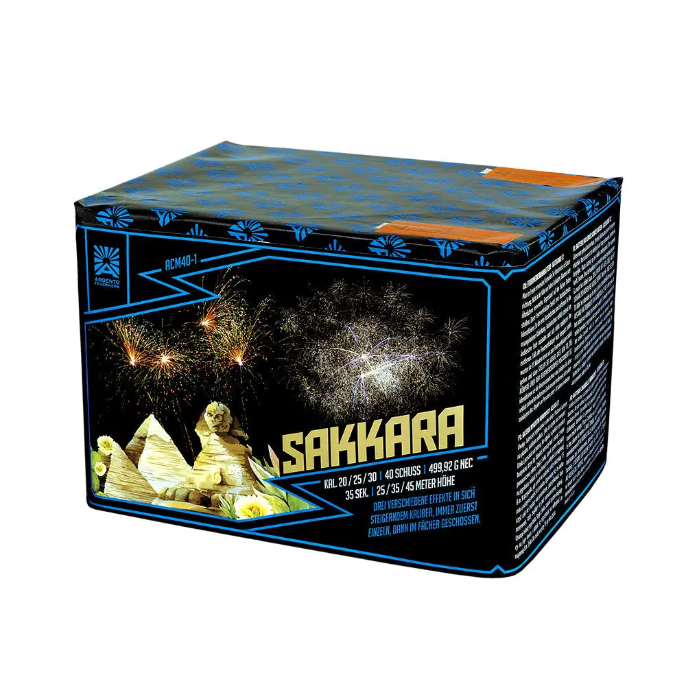 Die Feuerwerksdose "Argento Sakkara Fan" von Argento zeigt Abbildungen der Sphinx, der Pyramiden und von Feuerwerkskörpern auf einem schwarzen Hintergrund mit blauen und goldenen Akzenten. Auf der Seite befinden sich Produktdetails und Anweisungen.