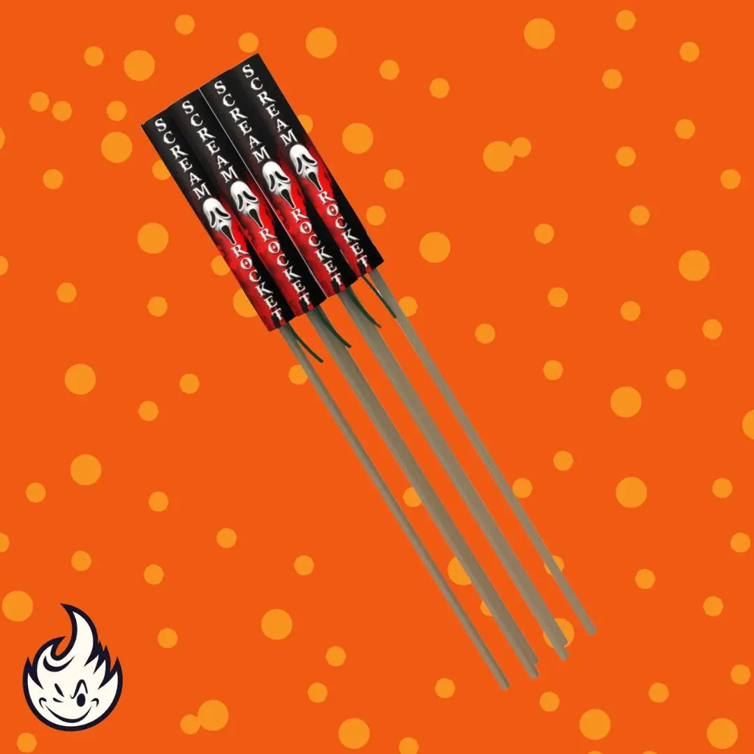 Fünf Scream Rocket Mini Feuerwerkskörper von Scream, jeder mit einem langen Stab, sind auf einem orangefarbenen Hintergrund mit gelben Punkten aufgefächert. In der unteren linken Ecke befindet sich ein kleines Flammenlogo, das dieses dynamische Set unterstreicht.