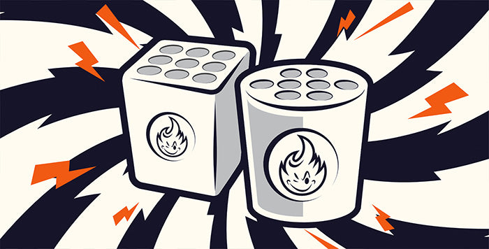 Illustration eines Salz- und Pfefferstreuers mit Flammen auf der Oberfläche, vor einem dynamischen Hintergrund mit schwarz-weißen Spiralen und orangefarbenen Blitzen.