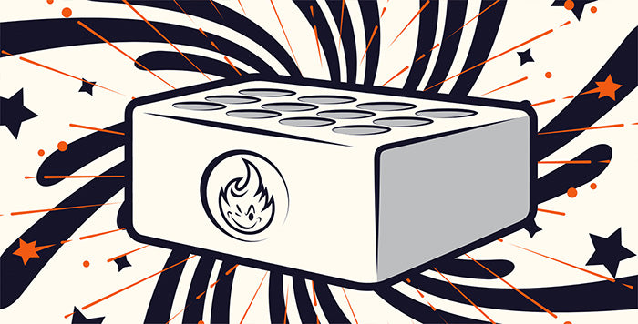 Eine stilisierte Illustration eines weißen Feuerwerkskörperblocks mit einem kreisförmigen Flammenlogo vor einem dynamischen Hintergrund aus wirbelnden orangefarbenen und schwarzen Linien und Sternen.