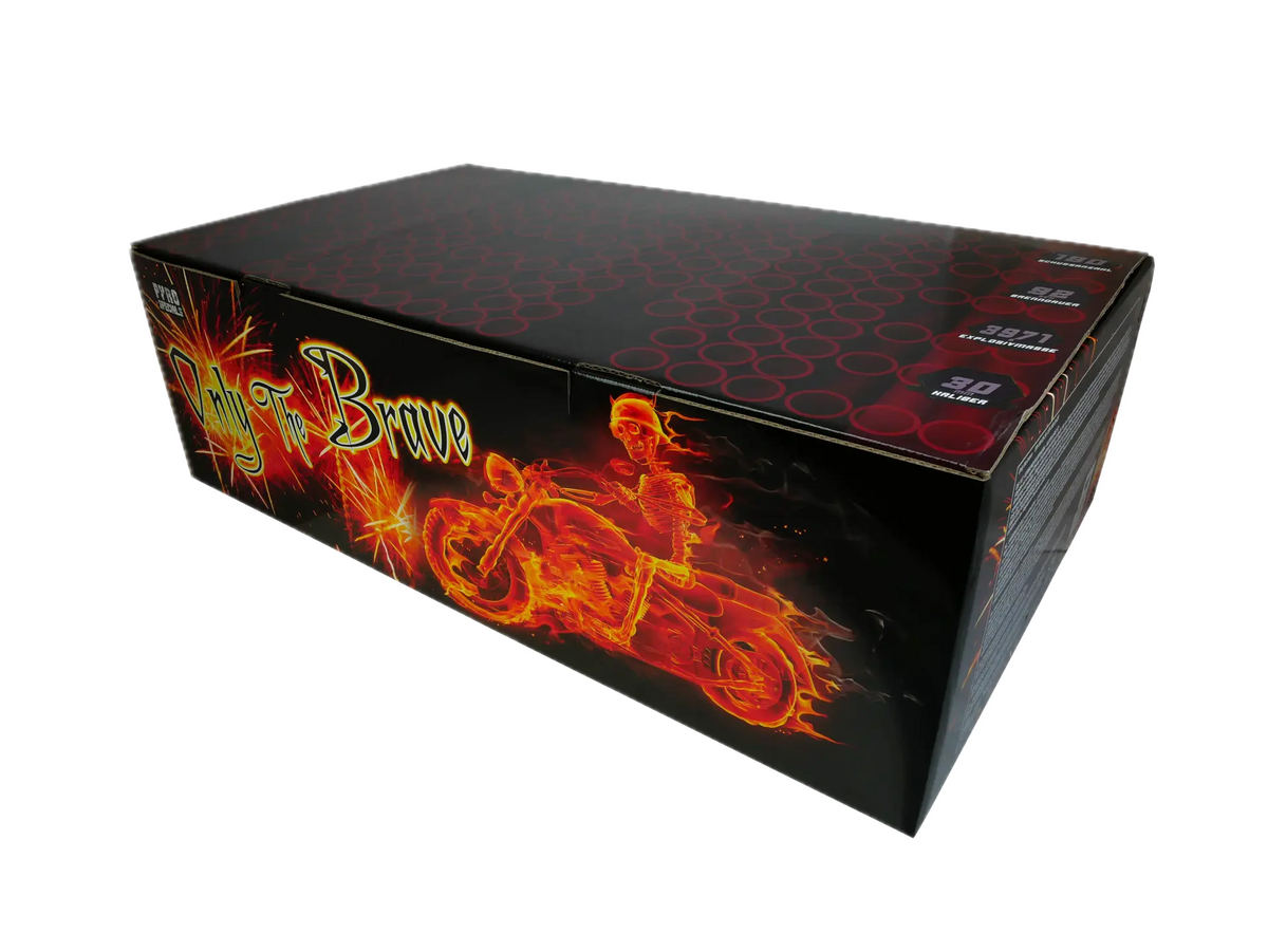 Die rechteckige Pyro Specials Only the Brave"-Feuerwerksdose von Pyro Specials zeigt ein feuriges Skelett auf einem flammenden Motorrad, darauf rote Röhren - ein auffälliges 180 Schuss Verbundfeuerwerk XXL für echte Pyrotechnik-Fans.