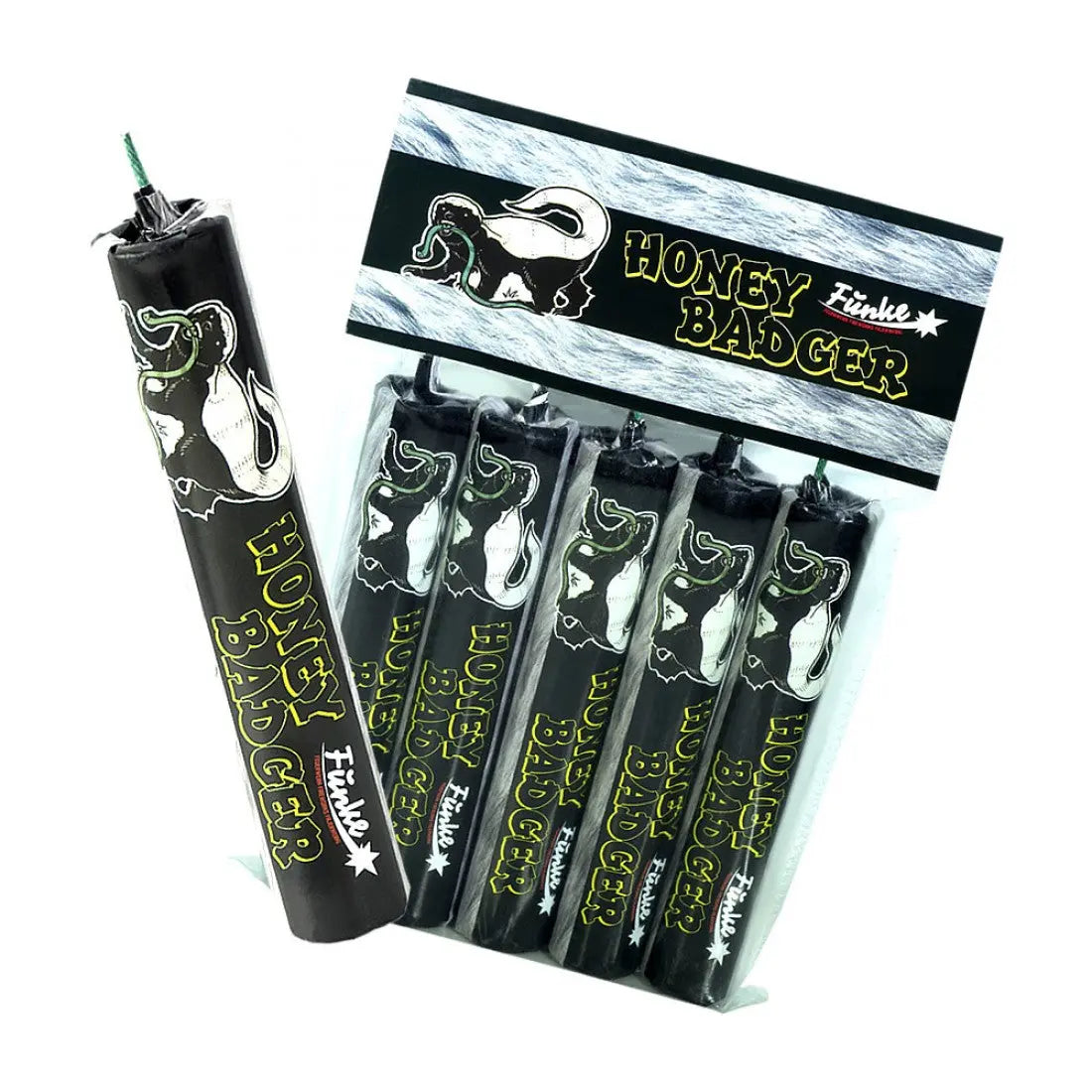 Fünf zylindrische schwarze Feuerwerkskörper mit der Aufschrift "Funke Honey Badger P1" von Funke, die einen Cartoon-Dachs zeigen. Einer steht aufrecht, vier liegen flach vor einem passenden Silvesterfeuerwerk-Schild, aus der Feuerwerksserie.