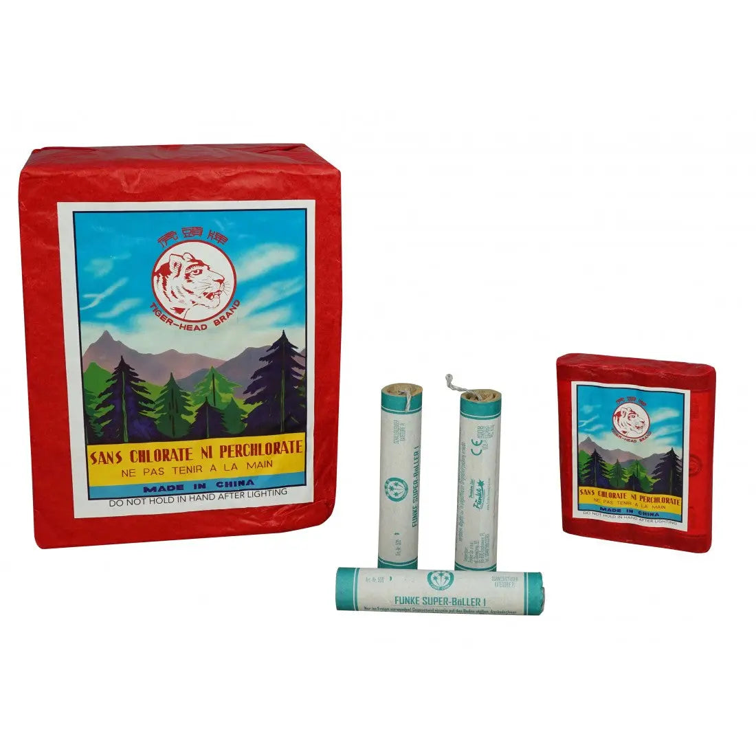 Ein großer roter Ziegel aus „Funke Super-Böller 1 Schinken P1“-Knallkörpern neben einer kleineren Packung und drei einzelnen Röhren, alle mit einem Tiger-Logo und einer Abbildung einer Waldlandschaft.