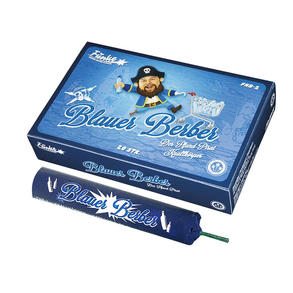 Eine blaue "Funke Blauer Berber - der Pfandpirat"-Dose zeigt einen Cartoon-Piraten mit Zigarre und Glas. Auf der Vorderseite befindet sich ein passender Funke-Feuerwerkskörper mit dem gleichen Namen, Piratenlogo, angezündeter Lunte und thematischer Verpackung.