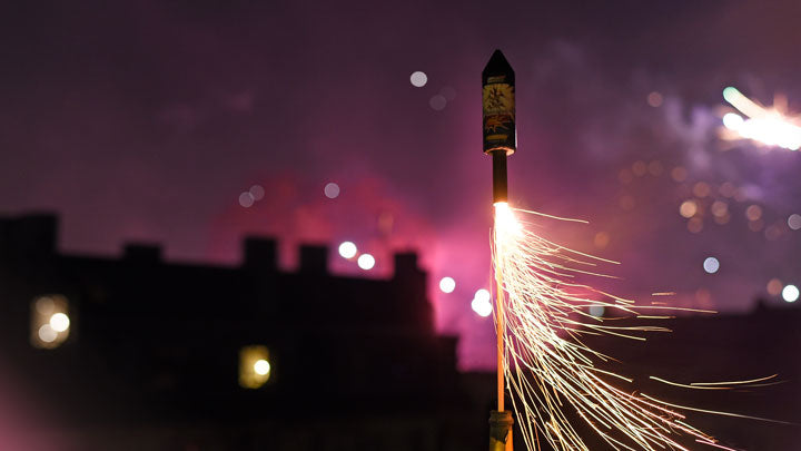 Feuerwerksrakete startet, Hintergrund Stadt Berlin