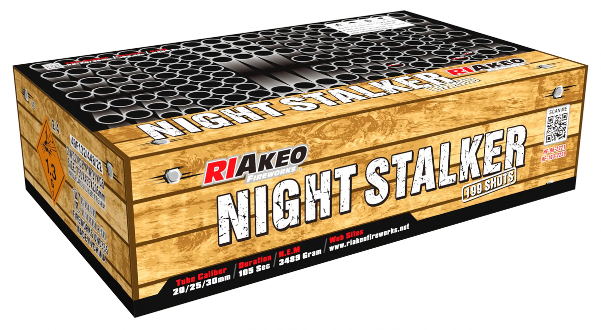 Der RIAkeo Night Stalker ist eine rechteckige Feuerwerksdose mit 100 Schuss. Sie zeichnet sich durch ein holzähnliches Design, fettgedruckte gelbe Schrift und ein Gitter aus Abschussrohren aus. Sicherheits- und Produktinformationen sind an den Seiten angebracht.