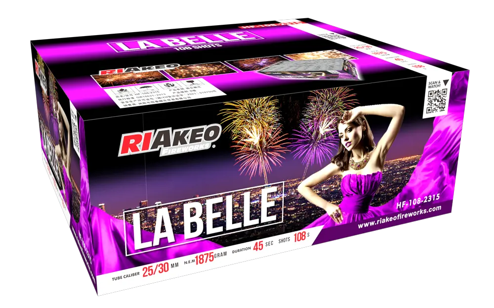 Riakeo La Belle von RIAkeo ist eine hochwertige Feuerwerksbox mit 108 Schüssen, die mit Blinkeffekten und knisternden Dracheneiern für ein schillerndes Schauspiel sorgen. Die Verpackung zeigt eine Frau in Lila, eine Stadtlandschaft und ein farbenfrohes Feuerwerk.
