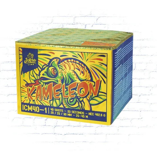Die farbenfrohe Iskra Kameleon Mixed Feuerwerksbatterie Box von Iskra zeigt eine lebendige Chamäleon-Illustration, 40 Schuss, 33 Sekunden Laufzeit und verschiedene Maße auf einem weißen Backstein-Hintergrund.