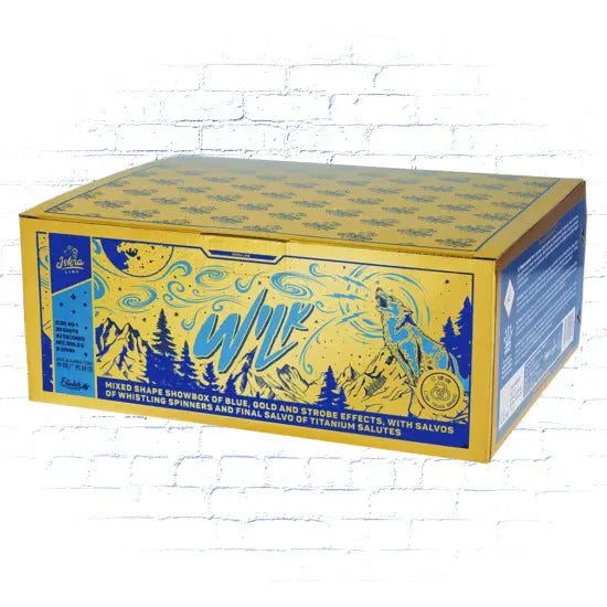 Eine gelb-blaue Schachtel mit der Aufschrift "Iskra Wilk" von Iskra zeigt Berge und Himmel. Dieses zusammengesetzte Silvesterfeuerwerk enthält Feuerwerkskörper mit Blau-, Gold- und Stroboskopeffekten sowie Salven, die auf der Vorderseite detailliert dargestellt sind.