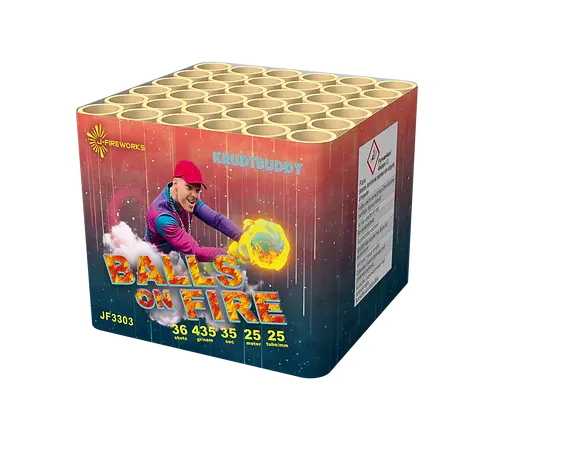 Die Feuerwerksbatterie "Krudtbuddy Balls on Fire" von J-Fireworks zeigt einen Mann mit einer rosa Mütze, der einen feurigen Ball wirft. Diese Feuerwerksbatterie bietet 36 Schuss, mit Sicherheitssymbolen, Zahlen und mehreren Luntenröhren auf der Oberseite.